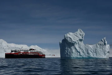 Le bateau de croisière Roald Amundsen passe à côté d'un iceberg, près de l'île de Half Moon, en Antarctique, le 9 novembre 2019