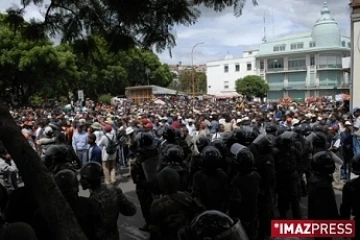 Samedi 7 Fevrier 2009

Antanarivo la police à tiré dans la foules provoquant des dizaines de morts

Photo Fidisoa Ram