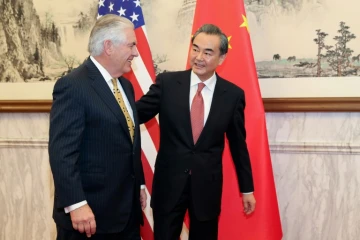 Le ministre chinois des Affaires étrangères Wang Yi et le secrétaire d'Etat américain Rex Tillerson à Pékin le 18 mars 2017
