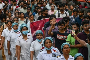 Médecins et étudiants participent le 15 août à Calcutta, en Inde, à une marche silencieuse en hommage à leur collègue tuée