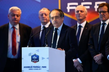 Noël Le Graët (c), réélu président de la Fédération française de football (FFF), fait une allocution, le 18 mars 2017 à Paris