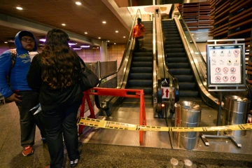 Des personnes attendant dans le centre commercial où s'est produit un attentat le 17 juin 2017 à Bogota 