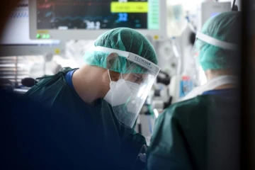 Des soignants prennent en charge un patient atteint du Covid à Essen, en Allemagne le 22 mars 2021