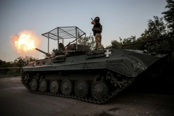 Des soldats ukrainiens de la 24ème brigade mécanisée tirent en direction des positions russes, dans la région ukrainienne de Donetsk le 17 août 2024