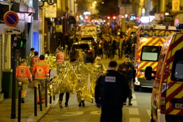 Evacuation par la rue Oberkampf des victimes du Bataclan le 14 novembre 2015 à Paris 