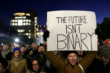 Une militante tient une pancarte "Le futur n'est pas binaire" lors d'une manifestation à New York, le 21 octobre 2018
