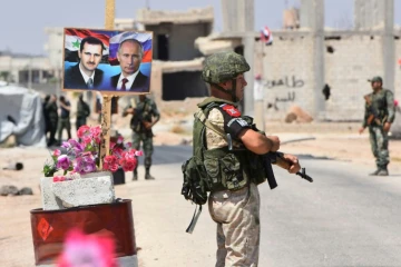 Des soldats russes et syriens au point de passage d'Abu ad Duhur, dans la province d'Idleb en Syrie, le 20 août 2018