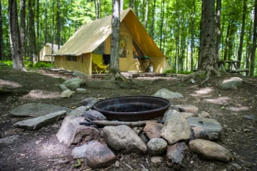 Une tente "Canadienne" dans le camping Huttopia, le 14 août 2019 à Sutton, au Canada