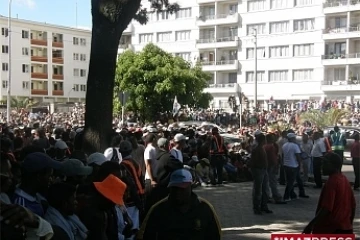 Mercredi 18 février 2008 - Quartier d'Anosy à Antananarivo -

Les partisans de &quot;TGV&quot; veulent entrer dans les ministères