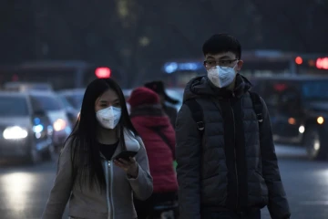 Des piétons équipés de masques pour se protéger de la pollution le 19 décembre 2016 à Pékin