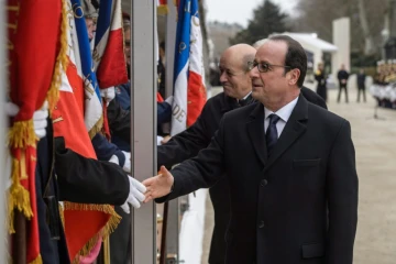 François Hollande et le ministre de la Défense Jean-Yves Le Drian lors des commémorations du cessez-le-feu du 19 mars 1962 en Algérie, le 19 mars 2016 à Paris