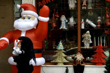 Une boutique de la ville syrienne de Qamichli ornée de décorations de Noël, le 19 décembre 2016