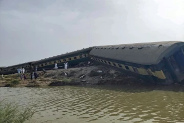 Un wagon couché après le déraillement d'un train de passagers qui a fait au moins 15 morts, le 6 août 2023 à Nawabshah, dans le sud du Pakistan