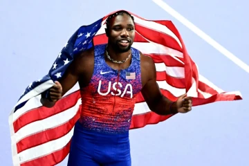 Le sprinteur américain Noah Lyles célèbre sa victoire lors de la finale du 100 m aux Jeux olympiques de Paris, au Stade de France, à Saint-Denis, le 4 août 2024