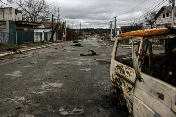 Des corps gisent dans une rue de Boutcha, près de Kiev, le 2 avril 2022