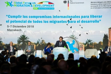 Le ministre délégué marocain chargé des affaires de la migration Abdelkrim Benatiq,  prononce un discours devant le forum mondial sur la migration et le développement, à Marrakech, le 5 décembre 2018