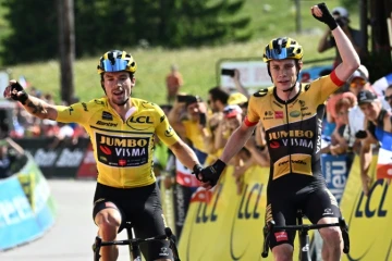 La joie du Slovène Primoz Roglic (g), vainqueur du Critérium du Dauphiné et 2e de la dernière étape derrière son coéquipier danois Jonas Vingegaard, vainqueur au Plateau de Solaison, le 12 juin 2022, et dauphin de son leader au classement général