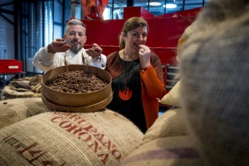 Le chocolatier Richard Sève et son épouse Gaëlle, dans leur atelier-musée dédié au cacao à Limonest, aux portes de Lyon, le 13 octobre 2017