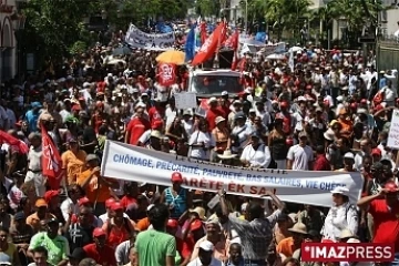 Jeudi 5 mars 2009 : la grève a fait descendre 10 à 15 000 manifestants dans les rues de Saint-Denis