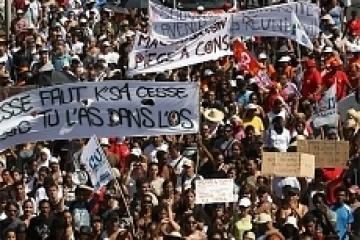 Jeudi 5 mars 2009 : la grève a fait descendre 10 à 15 000 manifestants dans les rues de Saint-Denis