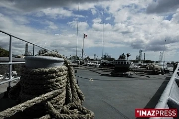 Jeudi 12 mars 2009 : La Jeanne d'Arc s'offre aux visiteurs pendant son ultime escale à La Réunion