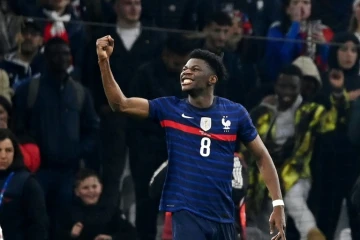 La joie du milieu de terrain de l'équipe de France, Aurélien Tchouaméni, après avoir marqué contre la Côte d'Ivoire, lors de leur match amical, le 25 mars 2022 au Stade Vélodrome à Marseille