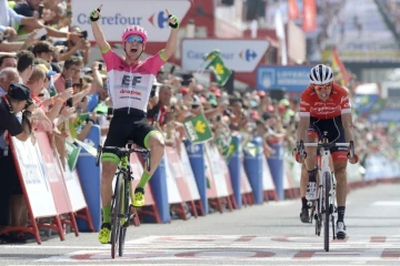 L'Australien Simon Clarke remporte la 5e étape de la Vuelta devant le Néerlandais Bauke Mollema, le 29 août 2018 à Roquetas de Mar 