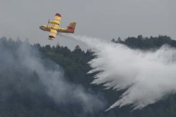 Un Canadair intervient, le 15 août 2019 dans l'Aude à Monze