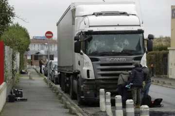 Des policiers enquêtent le 2 janvier 2018 près des lieux de la soirée clandestine et de l'agression de deux policiers à Champigny-sur-Marne
