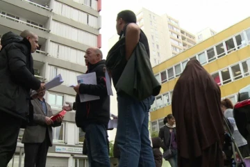 Le collectif "Pas sans nous" tracte au pied de l'Office public de l?habitat de Bobigny, au nord-est de Paris, le 18 octobre 2016