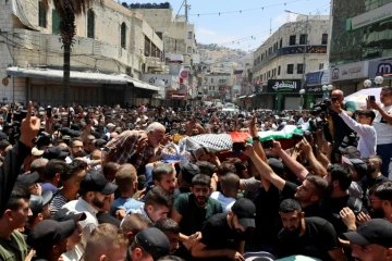 Des personnes portent le corps de Khaïri Chahine, l'un des deux Palestiniens tués par les forces israéliennes lors d'un raid militaire, lors de leurs funérailles à Naplouse, en Cisjordanie occupée, le 7 juillet 2023