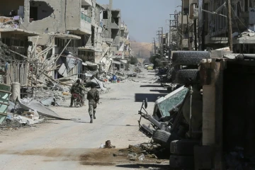 Des soldats syriens dans une rue de Homs, le 4 avril 2016