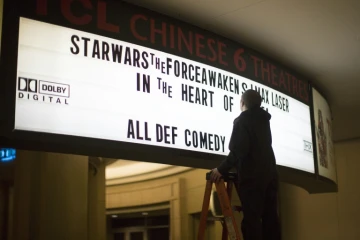 Un employé inscrit le titre du dernier "Star Wars" sur le Chinese Theatre à Hollywood, le 17 décembre 2015