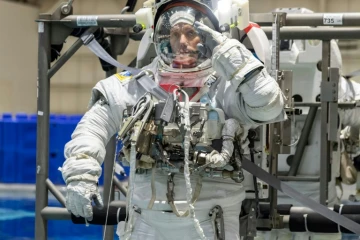 Photo fournie par la Nasa le 27 juillet 2020 datant du 19 juin 2020 de l'astronaute Thomas Pesquet lors d'un exercice de maintenance au centre spatial de Houston pour son prochain vol à bord de la capsule Crew Dragon de Space X