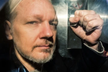 Le fondateur de Wikileaks Julian Assange dans un fourgon de police le 1er mai 2019 à Londres 