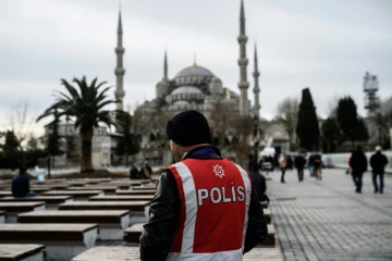 Un policier turc en faction dans le quartier touristique de Sultanahmet à Istanbul, le 15 janvier 2016