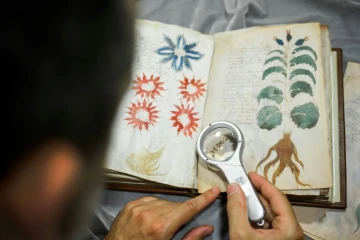 Un employé des éditions Siloe travaille à reproduire pour la première fois le manuscrit Voynich, le 9 août 2016 à Burgos, dans le nord de l'Espagne