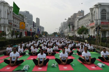 Des Indiens célèbrent la journée du yoga à New Delhi, le 21 juin 2017