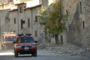 Des pompiers le 30 octobre 2016 dans une rue endommagée de Norcia après un puissant séisme 