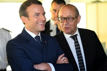 Emmanuel Macron et son ministre des Affaires étrangères Jean-Yves Le Drian à Etel, le 1er juin 2017