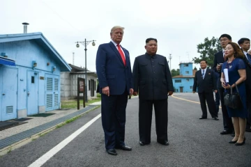 Le président américain Donald Trump et le leader nord-coréen Kim Jong Un dans la zone de démarcation entre les deux Corées le 30 juin 2019 à Panmunjon
