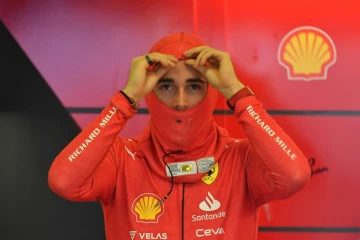 Le Monégasque et pilote Ferrari Charles Leclerc se prépare pour la deuxième session d'essais libres du Grand-Prix d'Australie à Melbourne le 8 avril 2022