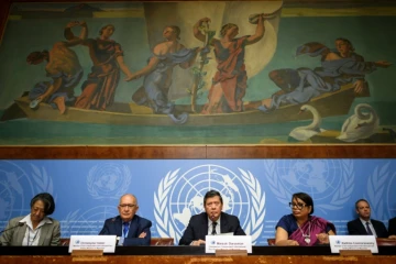 Les enquêteurs de l'ONU sur la situation des Rohingyas en Birmanie (2e à gauche) Christopher Sidoti, Marzuki Darusman (au centre) et Radhika Coomaraswamy (2e à droite) présentent leur rapport à Genève, le 27 août 2018