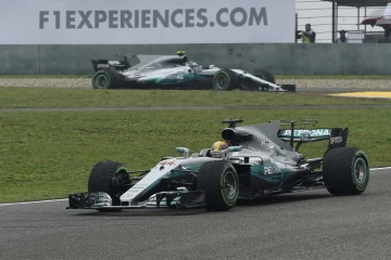 Le Britannique Lewis Hamilton au volant de sa Mercedes lors du GP de Chine, le 9 avril 2017 à Shanghai