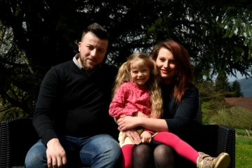 Yoan Bombarde (g), Sabrina Dietsch (d) et leur fille Louna, le 4 avril 2017 à Revel en Isère