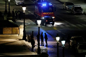 Des enquêteurs sur le Pont-Neuf, à Paris, où des policiers ont tiré sur une voiture qui a tenté de les percuter selon une source policière, tuant deux personnes, le 25 avril 2022