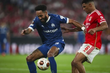 L'attaquant marseillais Pierre-Emerick Aubameyang (g) devant le défenseur de Benfica Alexander Bah, le 11 avril 2024 à Lisbonne  