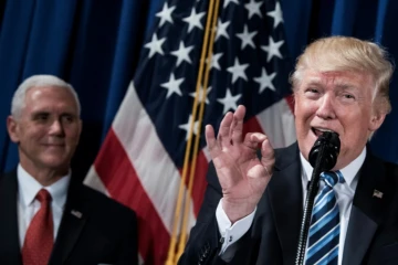 Le président Donald Trump (d) et le vice-président Mike Pence (g)