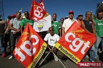 Mardi 5 mai 2009 Les surveillants de prison bloquent l'extraction des détenus du centre pénitentiaire du Port