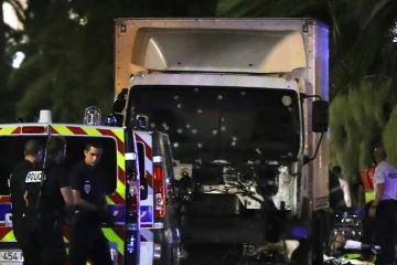 Des policiers entourent le camion à bord duquel l'auteur de l'attentat de Nice a foncé dans la foule sur la Promenade des Anglais, le 14 juillet 2016